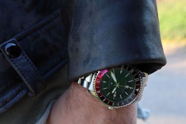 Zu sehen ist hier ein Wristshot mit der Corazon Del Mar Melanocetus GMT Maui Red