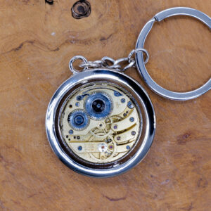 Schlüsselanhänger mit alten Uhrwerken